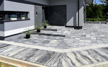 Podjazd i taras z kostki brukowej: TOP kolory i połączenia, które działają