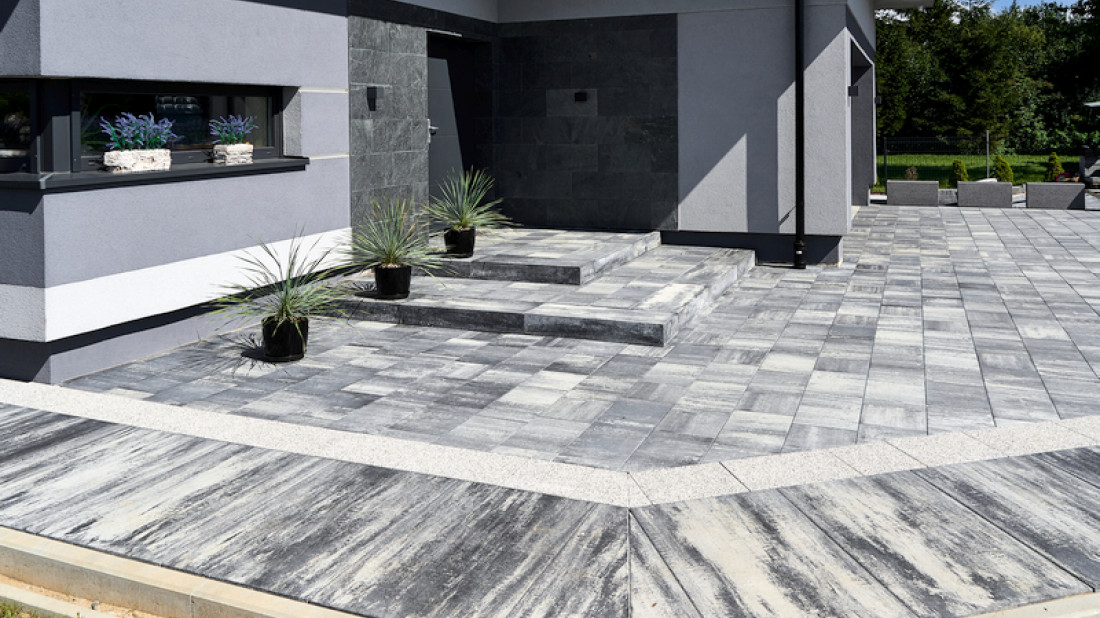 Podjazd i taras z kostki brukowej: TOP kolory i połączenia, które działają Podjazd i taras z kostki brukowej: TOP kolory i połączenia, które działają