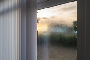 Im lepsze okno, tym... więcej rosy? Wyjaśniamy ten paradoks