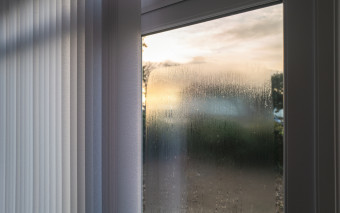 Im lepsze okno, tym... więcej rosy? Wyjaśniamy ten paradoks