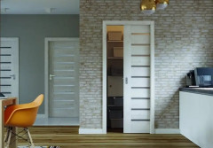 Drzwi przesuwne w ścianie - czy są praktyczne?