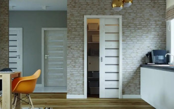 Drzwi przesuwne w ścianie - czy są praktyczne?