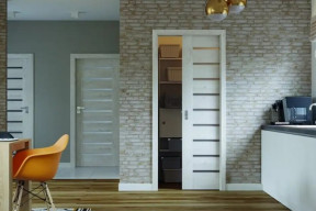 Drzwi przesuwne w ścianie - czy są praktyczne?