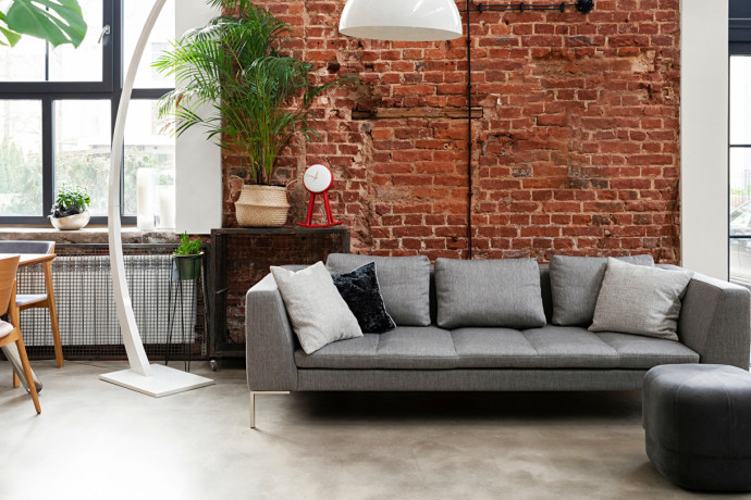 Kolory ścian w stylu loft: szarości, cegła, czerń i… odwaga