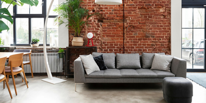 Kolory ścian w stylu loft: szarości, cegła, czerń i… odwaga