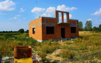 Kupno domu w budowie - jak przenieść pozwolenie i legalnie dokończyć budowę
