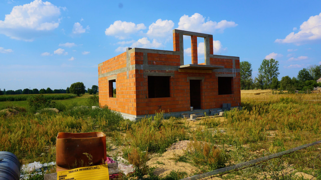 Kupno domu w budowie - jak przenieść pozwolenie i legalnie dokończyć budowę