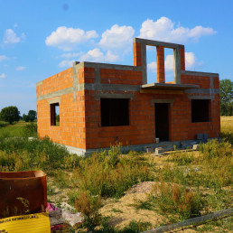 Kupno domu w budowie - jak przenieść pozwolenie i legalnie dokończyć budowę