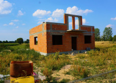 Kupno domu w budowie - jak przenieść pozwolenie i legalnie dokończyć budowę