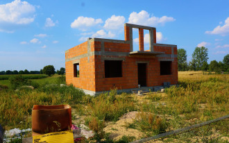 Kupno domu w budowie - jak przenieść pozwolenie i legalnie dokończyć budowę