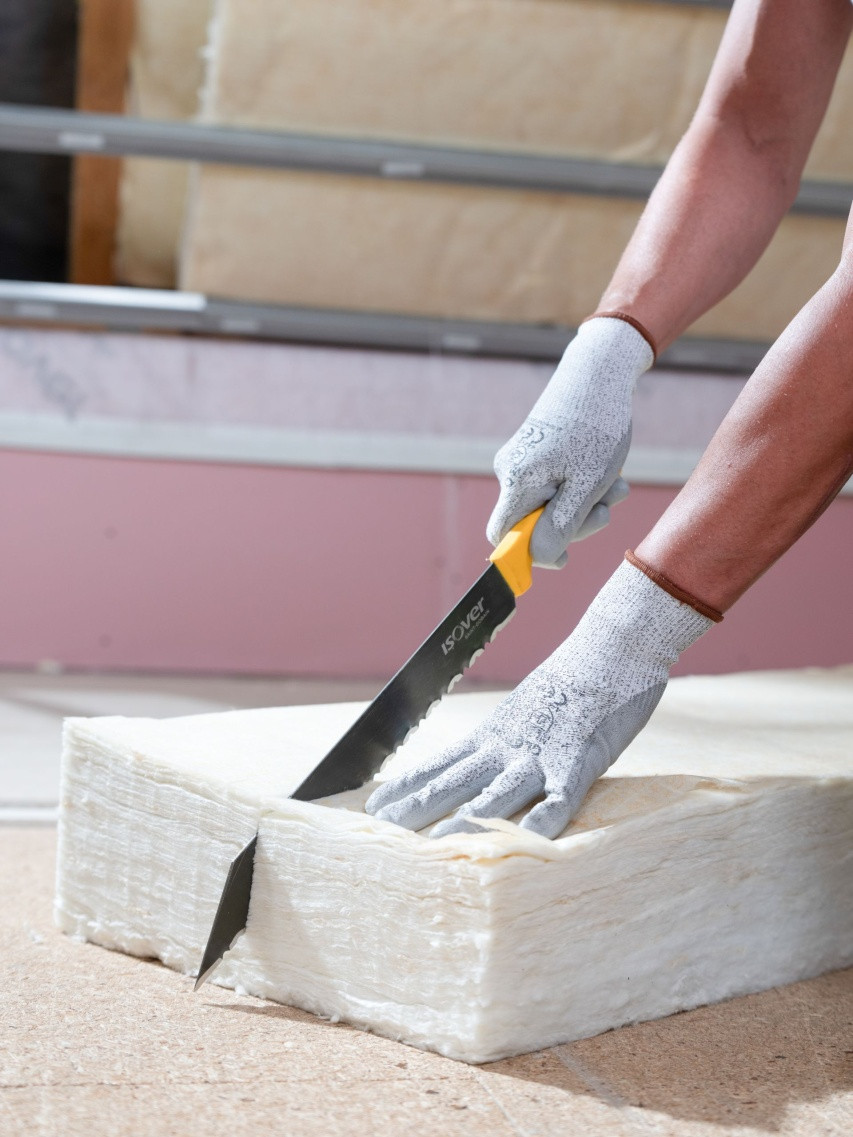 Nowa wełna może być cięta bez wysiłku i z precyzją co pozwala na większą kontrolę nad zużyciem materiału, ograniczenie jego strat oraz oszczędność czasu.