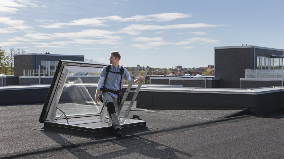 VELUX CXU – elegancki wyłaz elektryczny. Doświetlenie i serwis w jednym