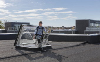 VELUX CXU – elegancki wyłaz elektryczny. Doświetlenie i serwis w jednym