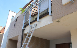 Odparzony tynk odpada - winny jest ten etap budowy. Jak to naprawić?