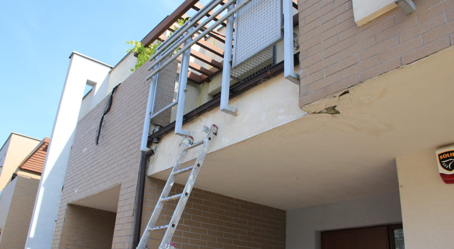 Odparzony tynk odpada - winny jest ten etap budowy. Jak to naprawić?