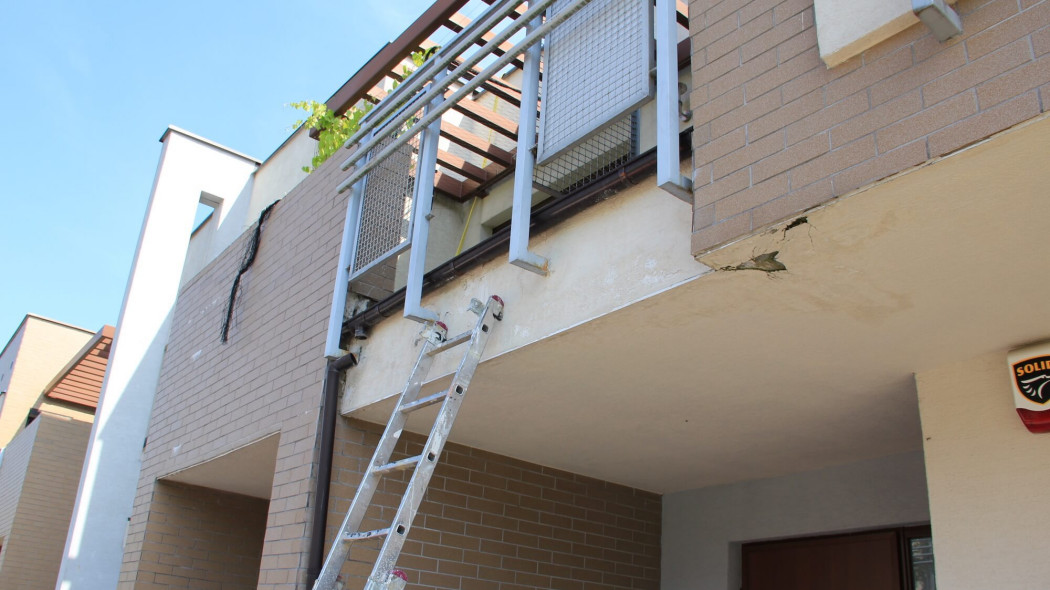 Odparzony tynk odpada - winny jest ten etap budowy. Jak to naprawić?