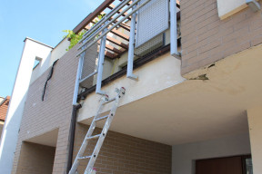 Odparzony tynk odpada - winny jest ten etap budowy. Jak to naprawić?