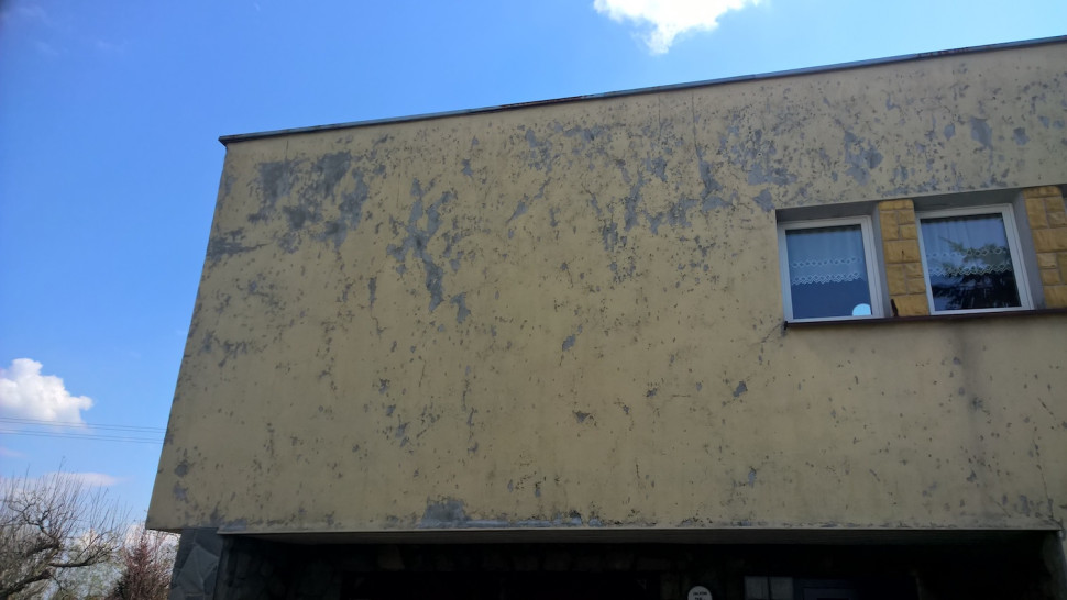 tynk odpada schodzi płatami ze ściany