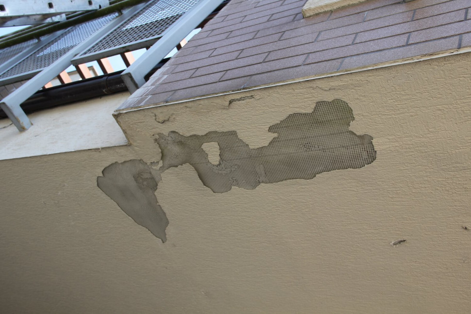 odpadł tynk zewnętrzny jak naprawić