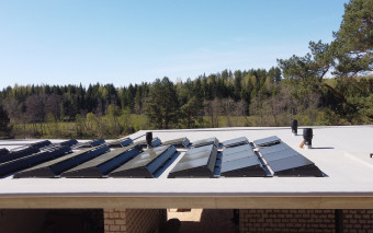 Dach pod fotowoltaikę. Jak przygotować konstrukcję i izolację krok po kroku?