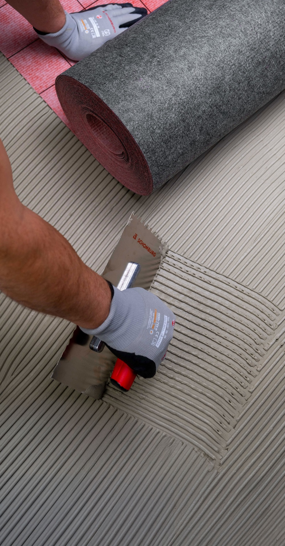 Mata charakteryzuje się optymalnymi właściwościami układania oraz jest łatwa do przycięcia na wymiar.