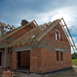 Ściana szczytowa murowana czy drewniana? Wykonanie, ocieplenie i wykończenie ścian szczytowych 