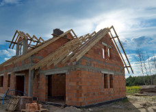 Ściana szczytowa murowana czy drewniana? Wykonanie, ocieplenie i wykończenie ścian szczytowych 