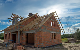 Ściana szczytowa murowana czy drewniana? Wykonanie, ocieplenie i wykończenie ścian szczytowych 