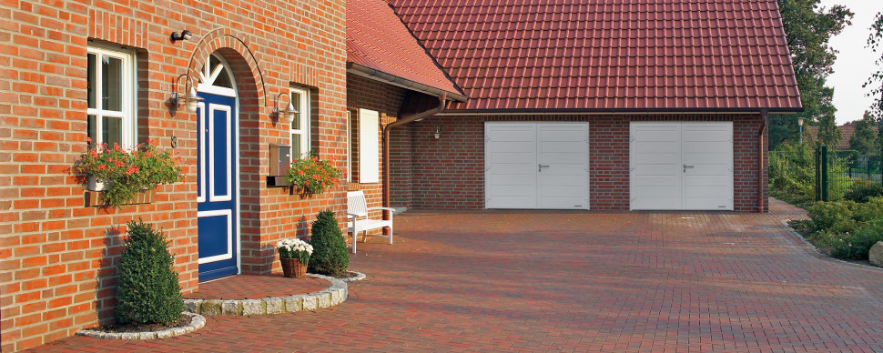 Brama skrzydłowa nie zajmuje miejsca wewnątrz, gdyż jej skrzydła rozwierają się na zewnątrz, co pozwala na pełne wykorzystanie wnętrza garażu