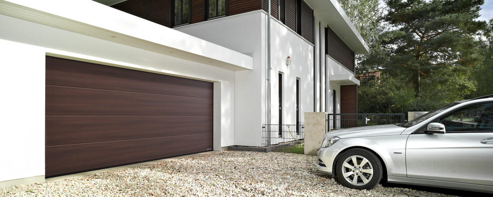Dzięki pionowemu otwieraniu, bramy segmentowe chowają się pod sufitem, co maksymalizuje dostępną przestrzeń w garażu oraz na podjeździe