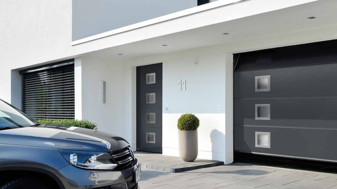 Mały garaż, duży dylemat: segmentowa pod sufit czy skrzydłowa na zewnątrz