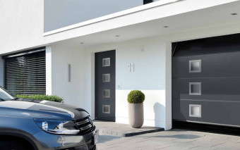 Mały garaż, duży dylemat: segmentowa pod sufit czy skrzydłowa na zewnątrz