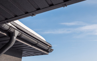 Podbitka dachowa: jak wybrać i zamontować? Praktyczny poradnik