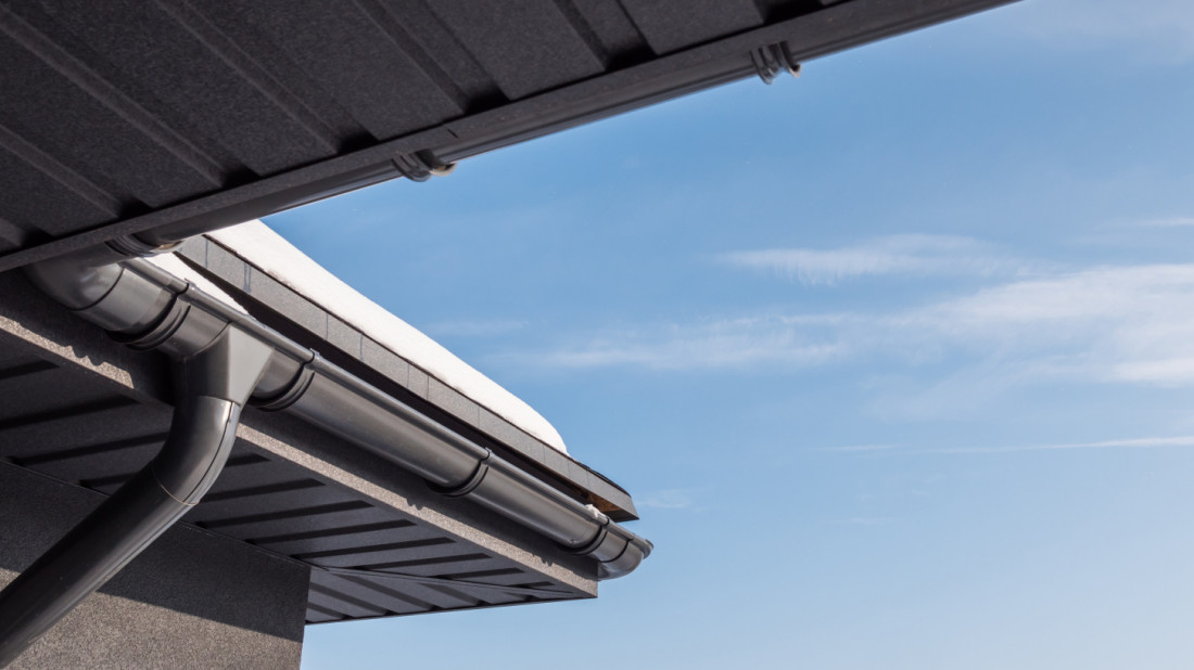 Podbitka dachowa: jak wybrać i zamontować? Praktyczny poradnik