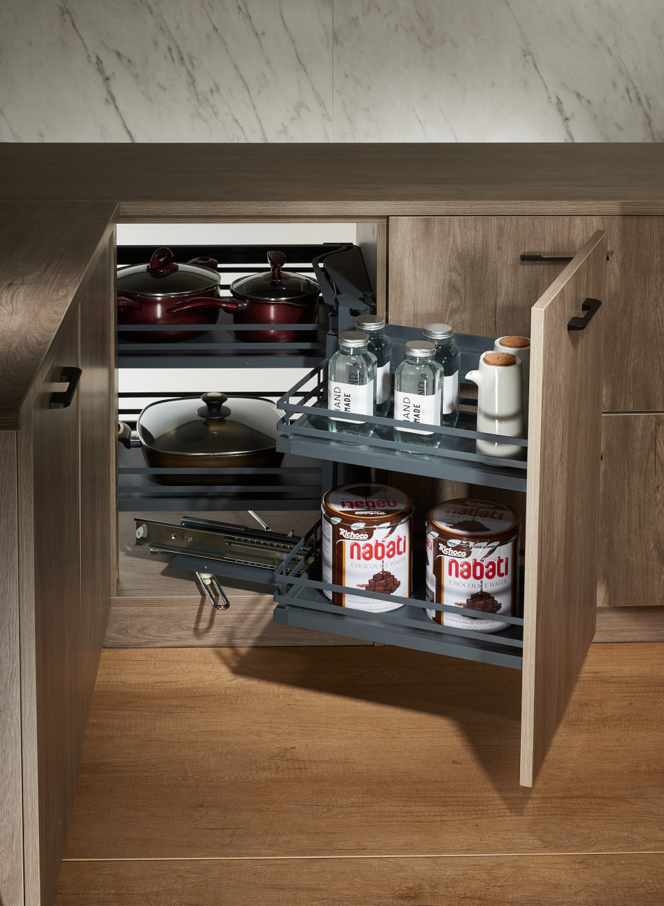 Cornery dedykowane dolnym szafkom narożnym. (fot. AMIX)