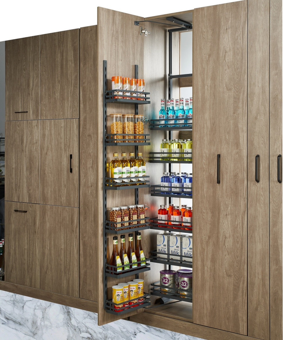 Wysokie systemy Cargo montuje się w słupkach kuchennych. (fot. AMIX)