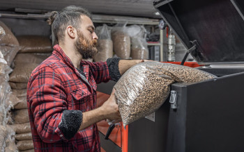 Pellet drożeje, gaz zyskuje. Co to znaczy dla sezonu grzewczego 2025/26 i domowego budżetu?