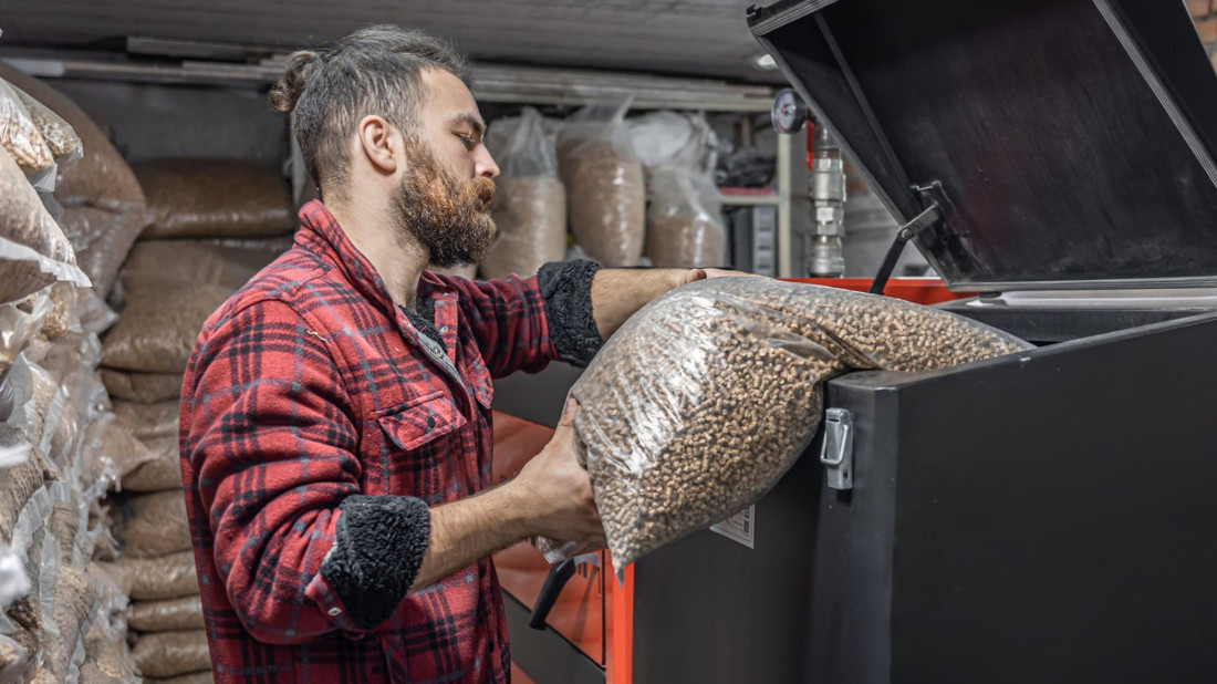 Pellet drożeje, gaz zyskuje. Co to znaczy dla sezonu grzewczego 2025/26 i domowego budżetu?