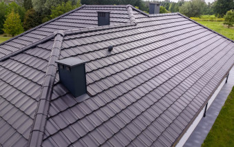 Obróbki blacharskie - kupić gotowe, czy niech dekarz robi je na miejscu?