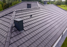 Obróbki blacharskie - kupić gotowe, czy niech dekarz robi je na miejscu?