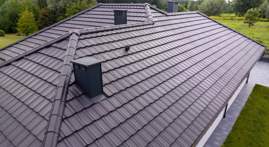 Obróbki blacharskie - kupić gotowe, czy niech dekarz robi je na miejscu?