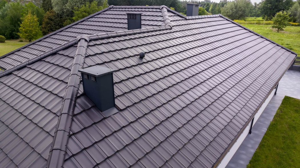 Obróbki blacharskie - kupić gotowe, czy niech dekarz robi je na miejscu?