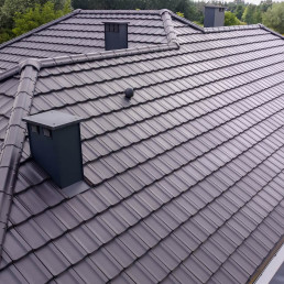 Obróbki blacharskie - kupić gotowe, czy niech dekarz robi je na miejscu?