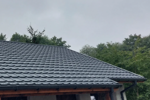 Stop przeciekom na dachu z blachy: praktyczny poradnik uszczelniania