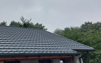 Stop przeciekom na dachu z blachy: praktyczny poradnik uszczelniania