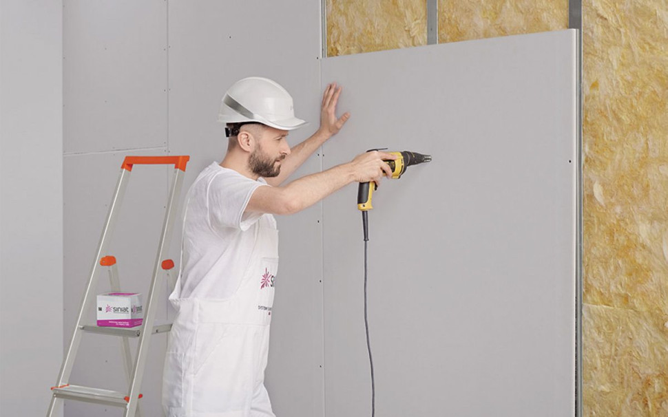 Zanim przystąpisz do budowy ścianki działowej z płyt kartonowo-gipsowych, musisz określić jej przyszłe funkcje i wymagania. To pozwoli na dobranie właściwego typu płyt oraz odpowiedniej konstrukcji.