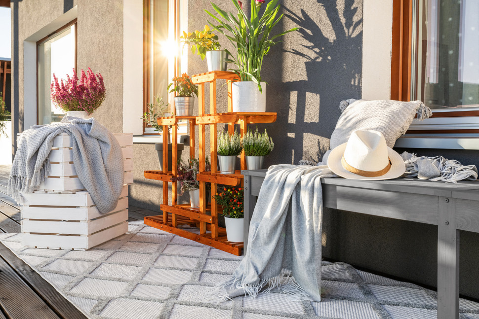 Kwietnik zabezpieczony Impregnatem Ochronnym Eco&Protection Drewnochron w kolorze TIK, skrzynki w kolorze BIAŁY, ława w kolorze POPIEL