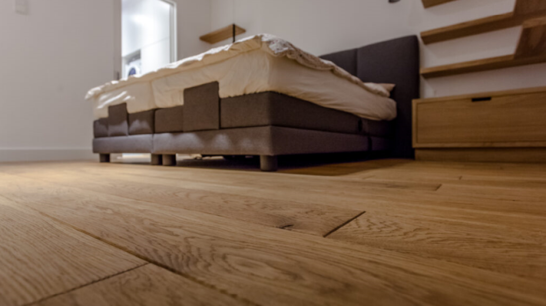 Lite drewno kontra syntetyki - co wybrać?