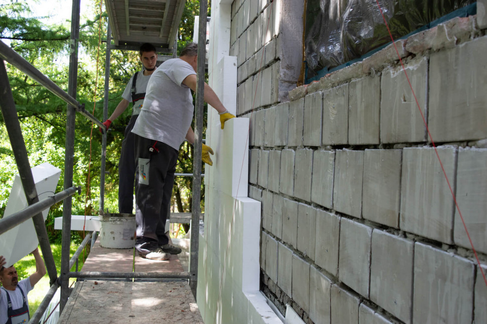 biały styropian od ocieplenia domu