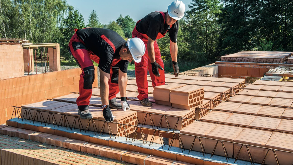 Charakterystyczną cechą wszystkich stropów gęstożebrowych są gęsto rozmieszczone lekkie belki nośne oraz pustaki wypełniające pomiędzy nimi